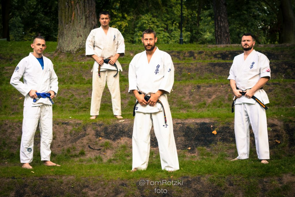 Czterech trenerów w gi w parku